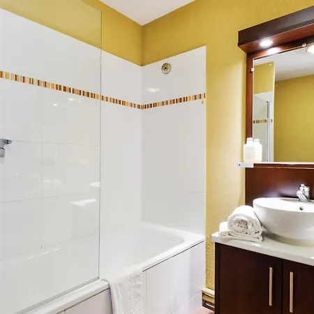 Zenitude Hotel-residences Six-fours Aparthotel